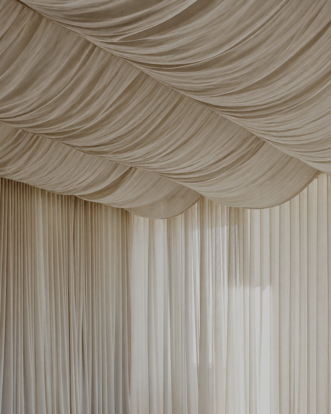 Cortinas de tejido claro plisadas con luz cálida difusa